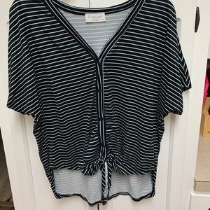Cute black & white top!